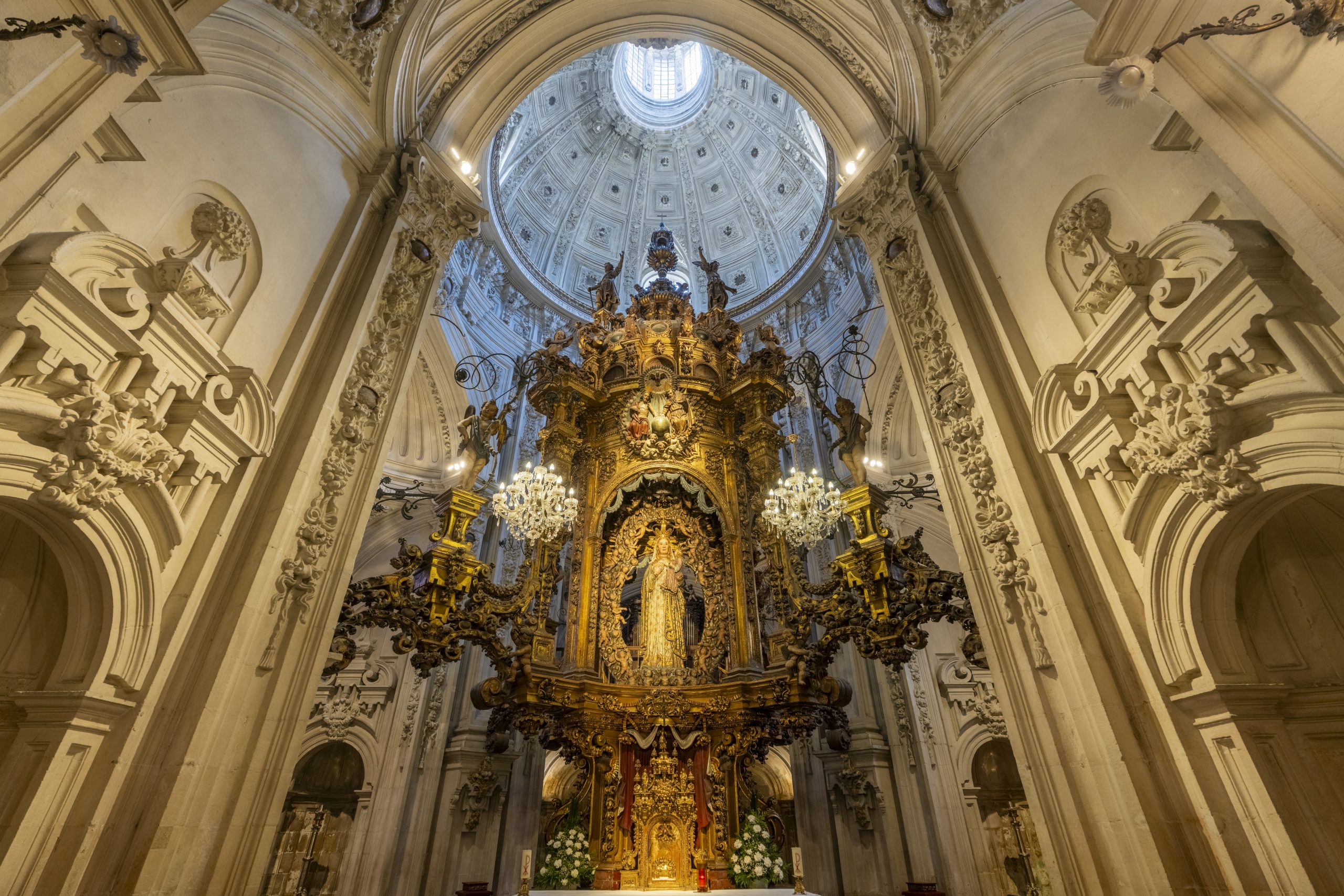 Detalle escultórico de la imagen religiosa