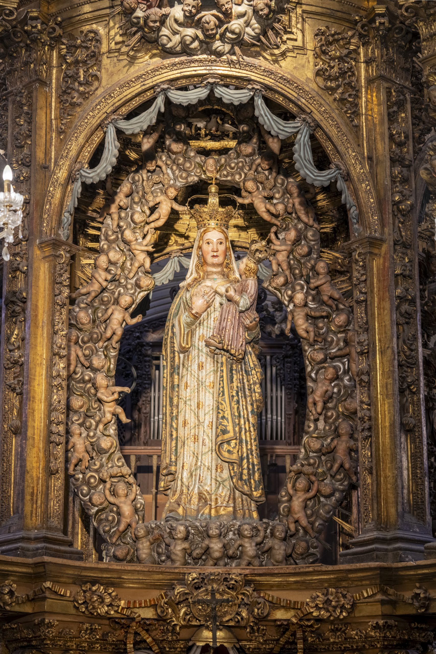 Virgen de los Ojos Grandes bajo el baldaquino