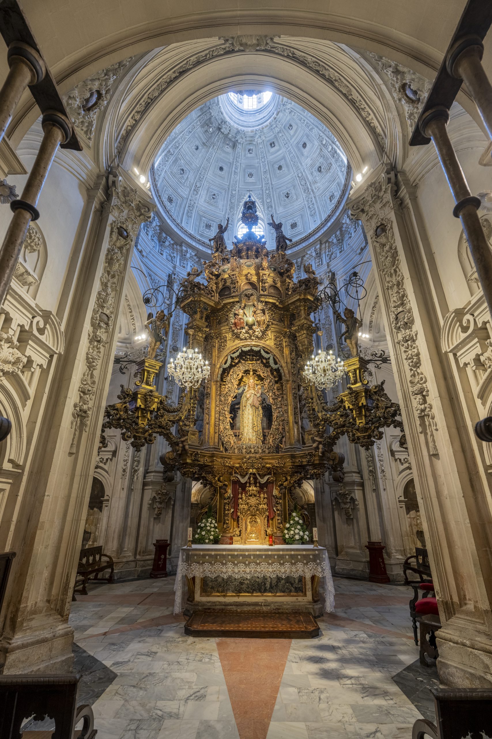 Vista frontal completa de la Capilla de la Virgen de los Ojos Grandes