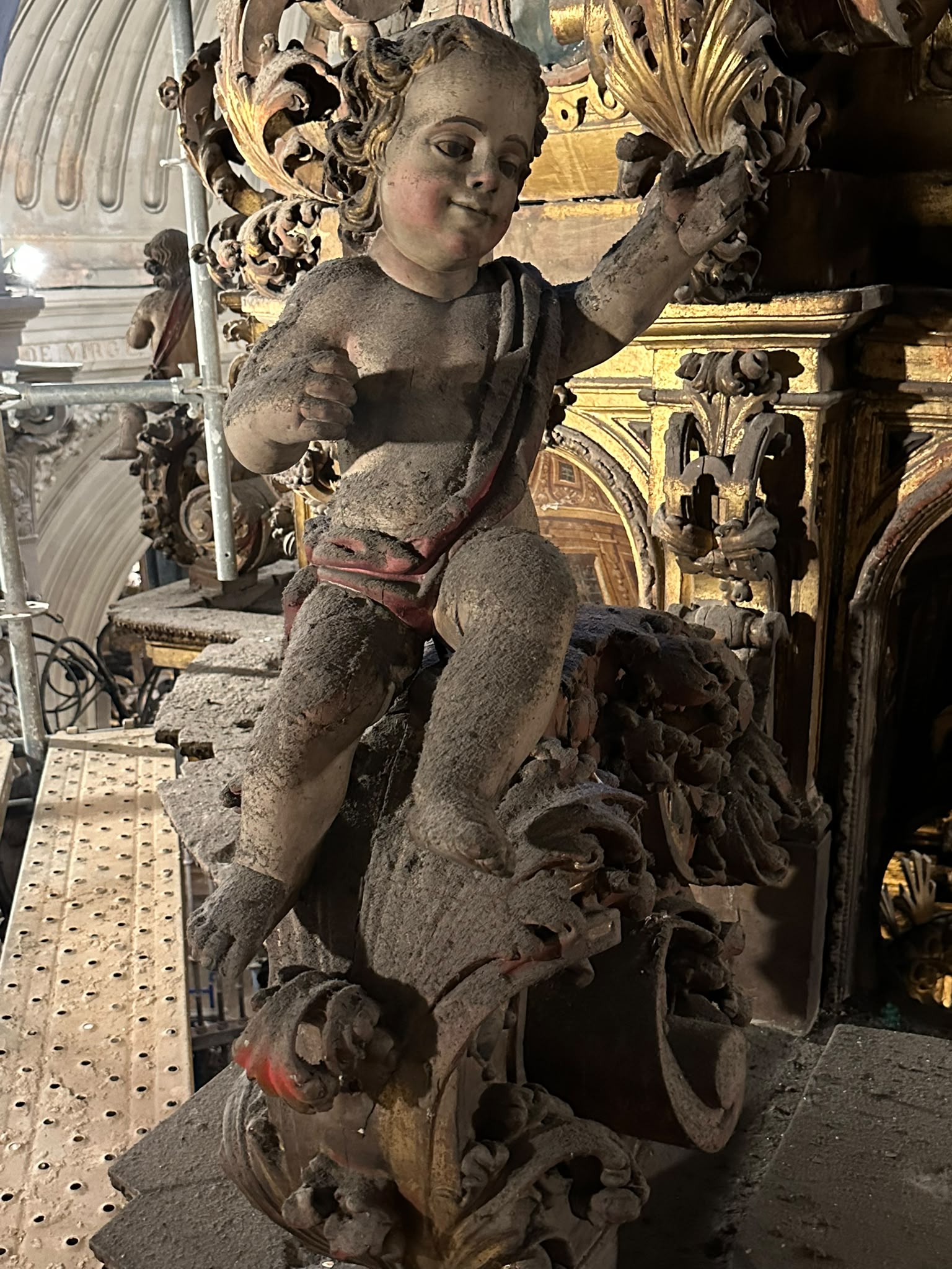 Escultura de la capilla antes de su intervención