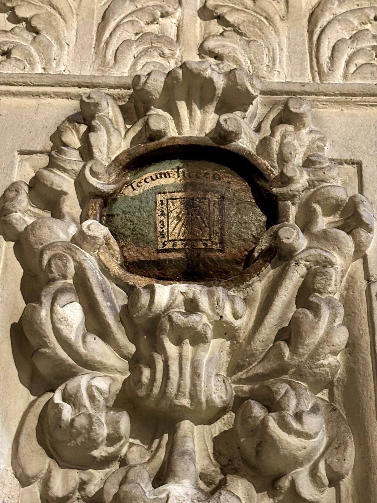 Detalle de la talla y el dorado del baldaquino